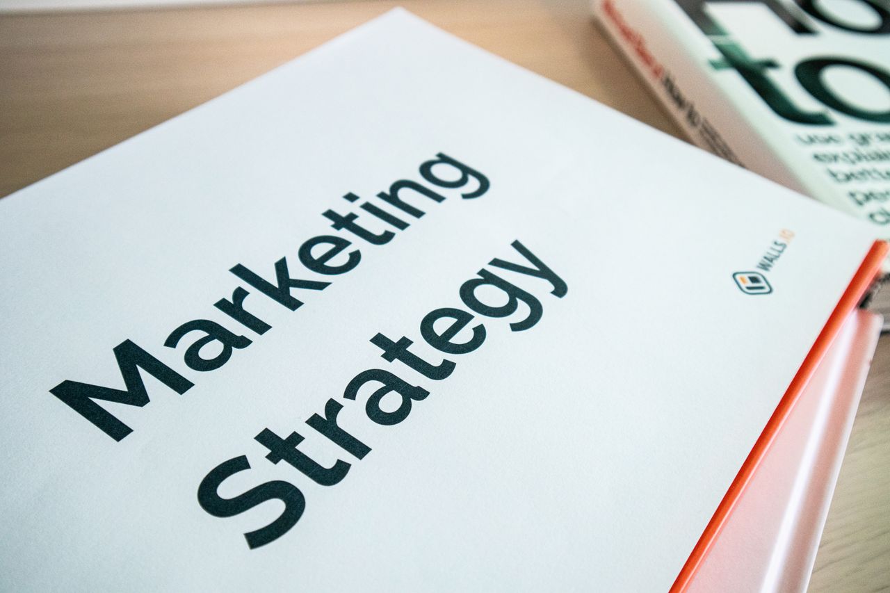 about-01 Gros plan sur un document de stratégie marketing posé sur un bureau, idéal pour du contenu professionnel.
